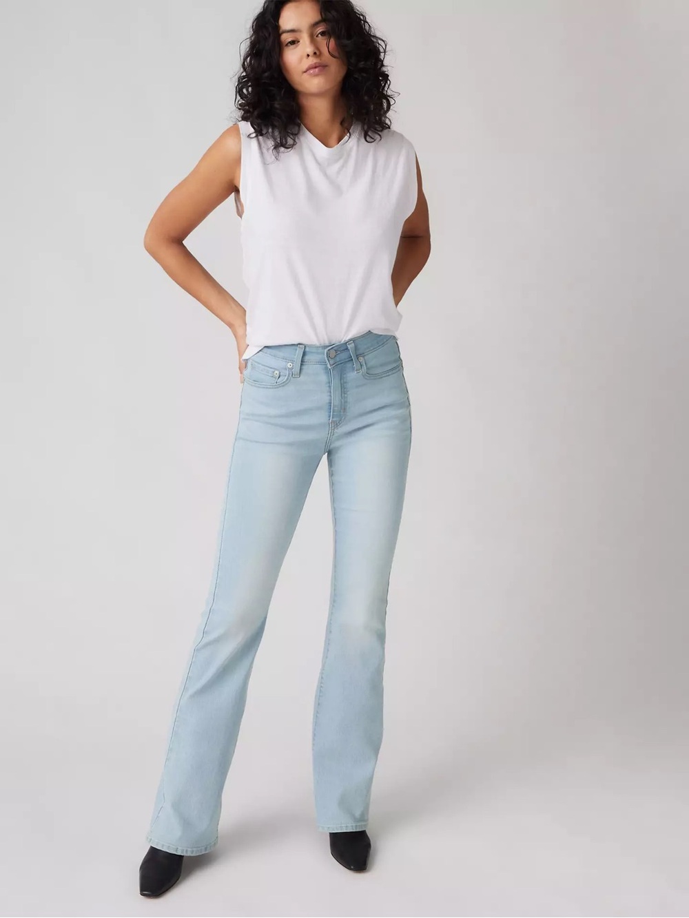 NWT Levi’s 726 Flare High Rise Jeans in Light Wash Denim Size W26 X L32 - Picture 1 of 7